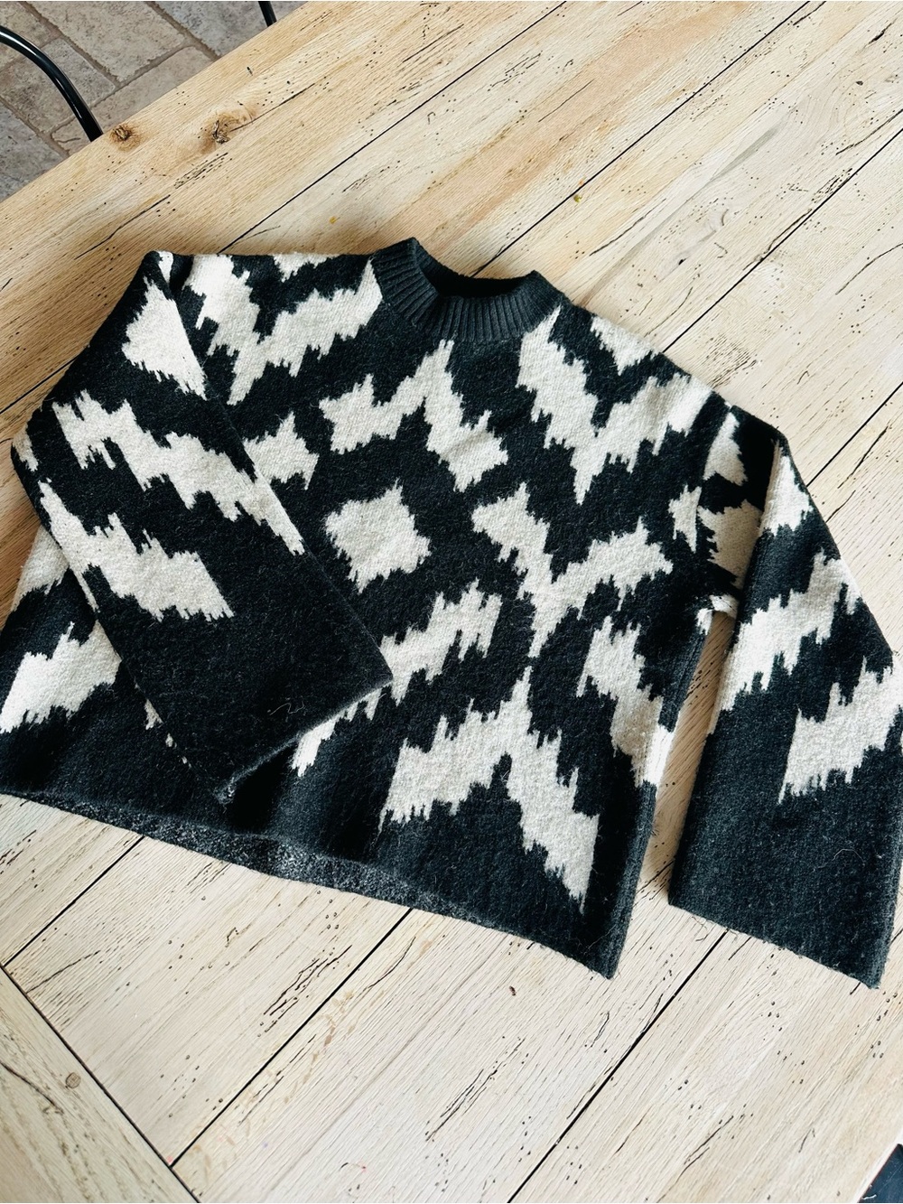 H&M Black and White Abstract Crewneck Sweater